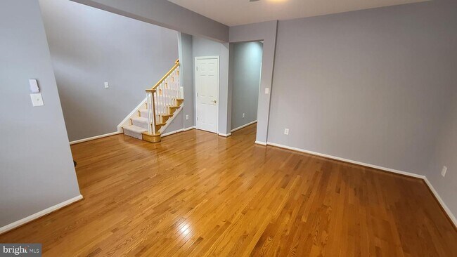 Foto del edificio - 1219 Maple Grove Ln