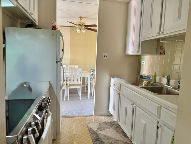 Building Photo - 16 E Old Willow Rd