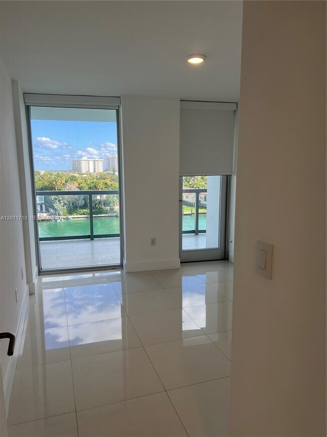 Foto del edificio - 9261 E Bay Harbor Dr