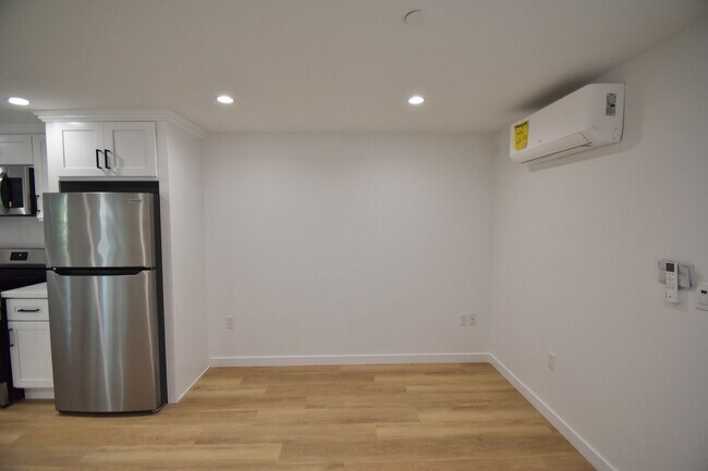 Building Photo - 14830 Dickens St