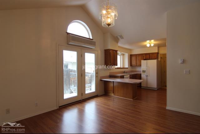 Building Photo - 1095 N Skyline Dr