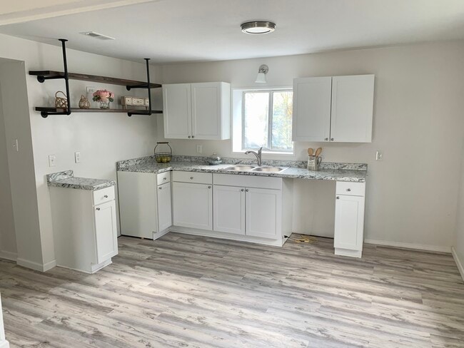 Building Photo - 822 Belleaire Ave