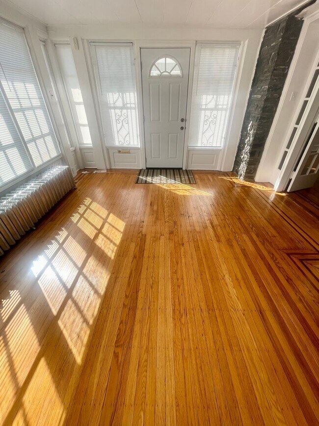 Foto del edificio - Stunning 3-Bed 1.5 BA Townhouse in Overbrook!