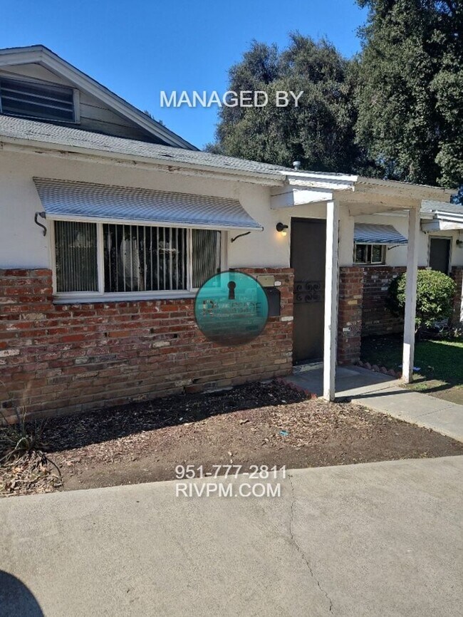 Foto del edificio - This centrally located Riverside duplex will go fast!!