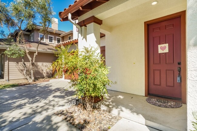 Building Photo - Comfortable and nicely upgraded home for r...