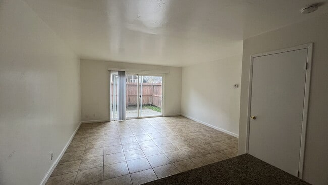Foto del edificio - NO RENT DUE FOR DECEMBER - Updated interior - must see!  Parking On Site - Laundry On Site