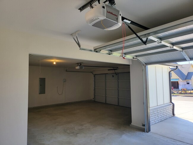Building Photo - 3138 W Albuquerque St