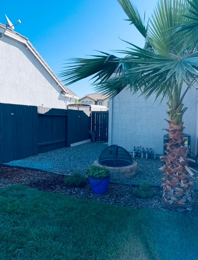 Building Photo - 5620 Bloom Dr