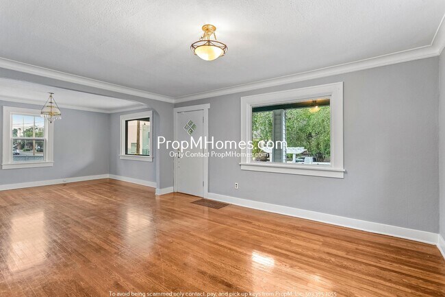 Building Photo - Classic Portland Charmer with Yard & Garag...