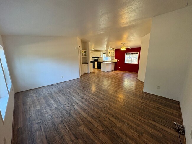 Foto del edificio - CHECK OUT THIS SPACIOUS SINGLE FAMILY HOME IN DESCHUTES RIVER WOODS ON 0.96 ACRES!