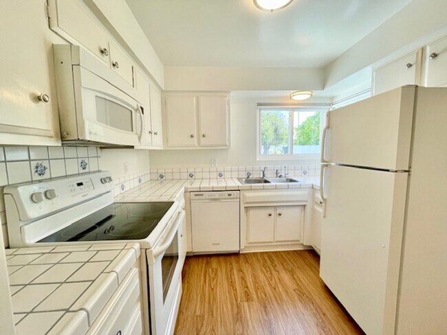 Foto del edificio - Bright single level 2 bed 1 bath Duplex