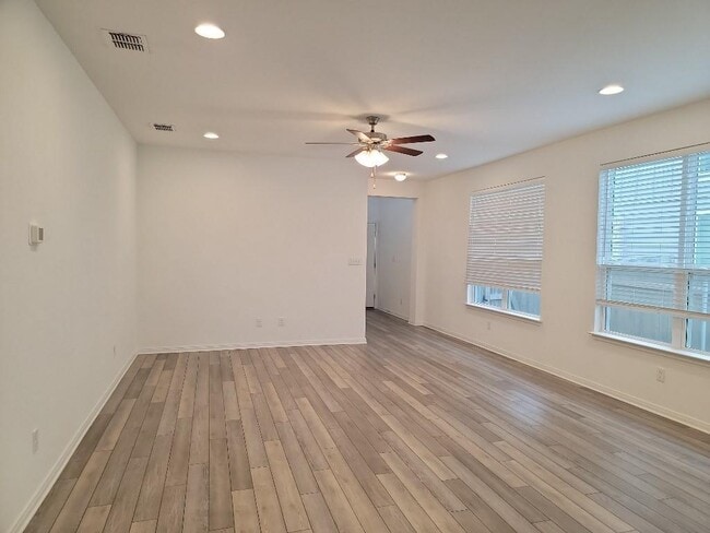 Building Photo - 3201 College Park Dr