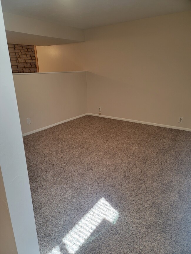 Building Photo - 1346 E Rosa Cir