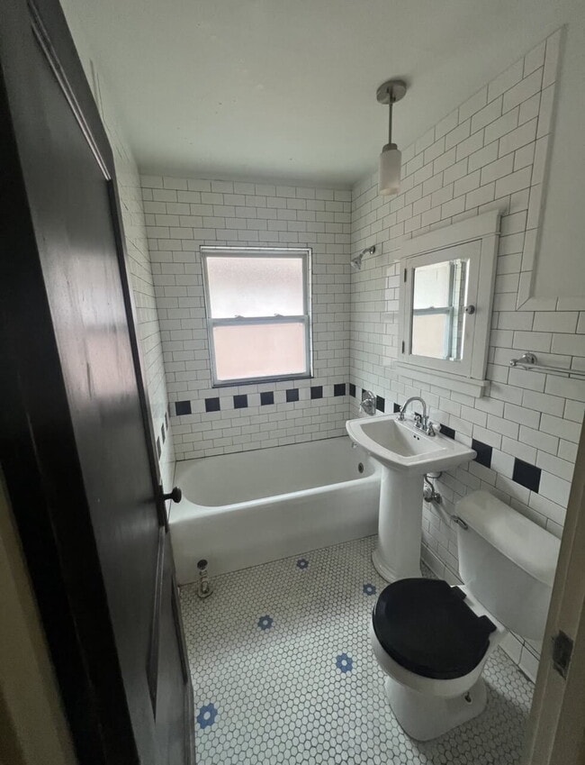 Building Photo - 1 Bedroom, 1 Bathroom Historical Apartment...