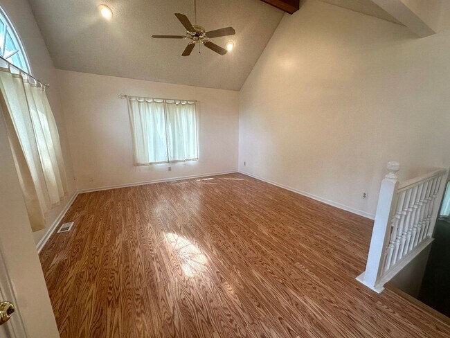 Foto del edificio - 4 bedroom, 2 1/2 bath