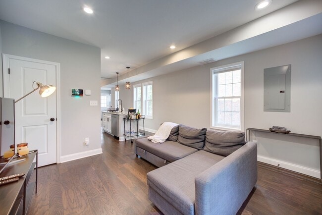 Building Photo - Lovely 2 BR/1.5 BA Semi-Detached Home in C...