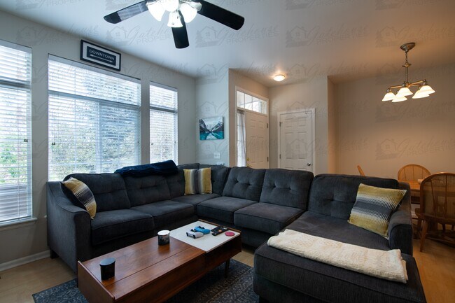 Building Photo - 5555 E Briarwood Ave