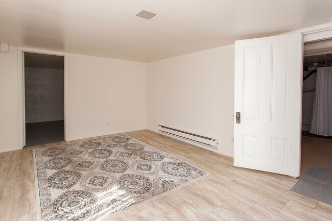 Building Photo - MOVE IN SPECIAL!!