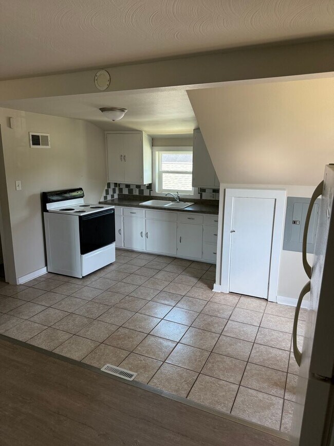 Foto del edificio - 1 Bed 1 Bath Upper Unit on the East Hill E...