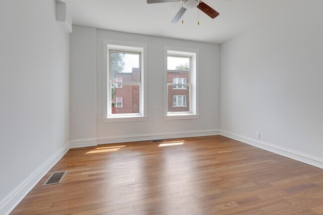 Foto del edificio - 3456 W Augusta Blvd