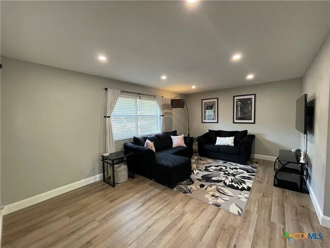 Building Photo - 127 Sioux Cir