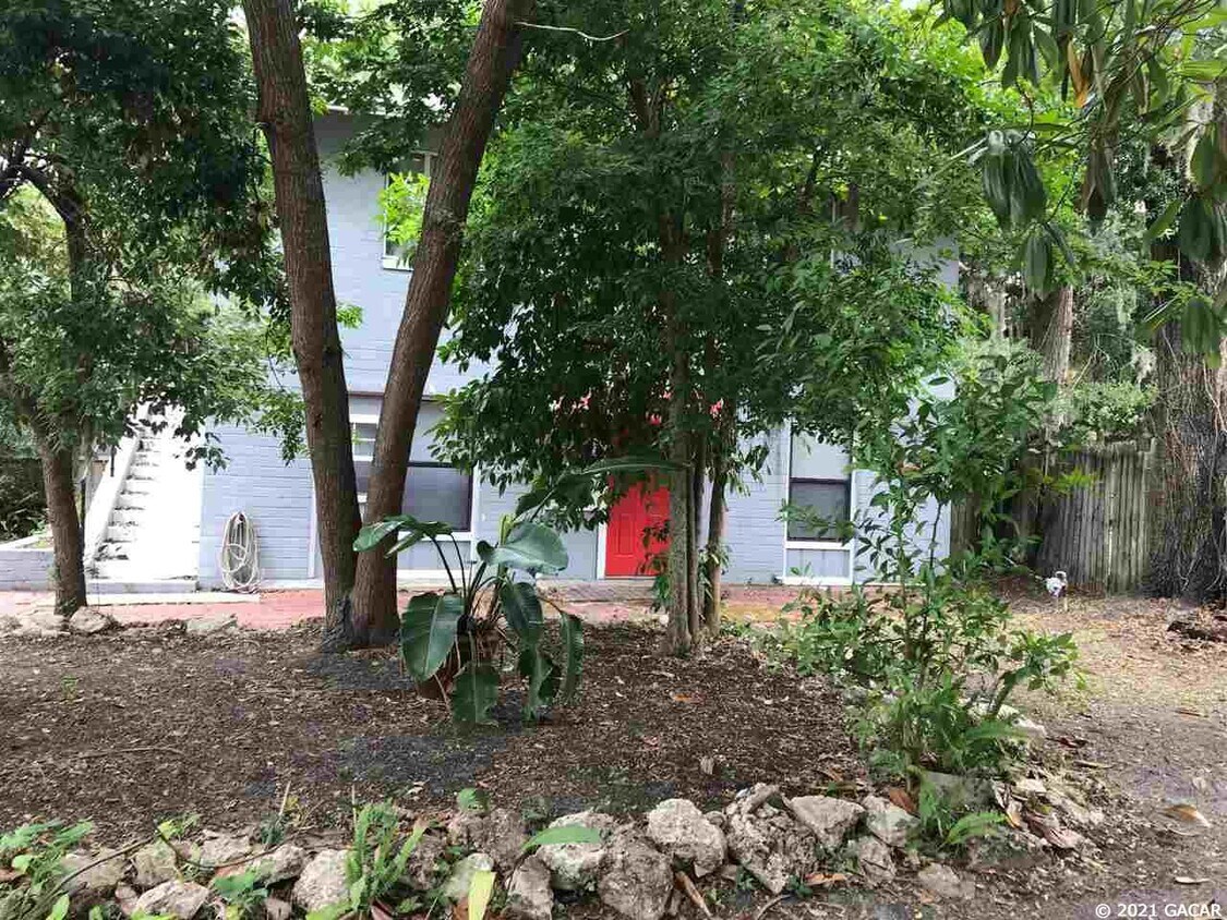 1010 NW 1st Pl, Gainesville, FL 32601 Townhouse for Rent in