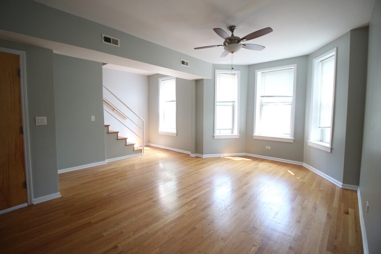 large living room - 3228 N Central Park Ave