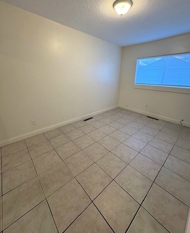 Building Photo - 1 Bedroom Multiplex Near Liberty Park!