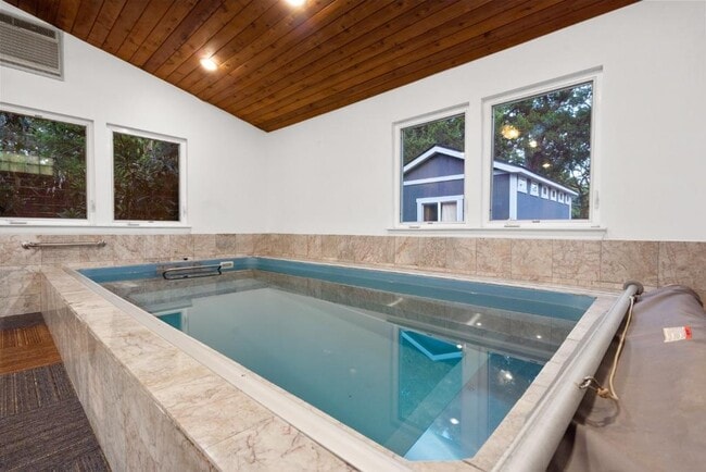 Foto del edificio - 1212 Bentwood Rd