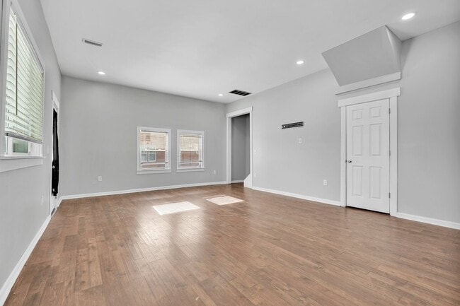 Photo - 1518 Howard St Apartment