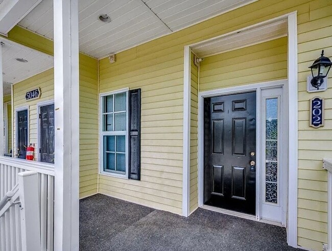 Building Photo - Coastal Living Made Easy – 3BR Condo for Rent