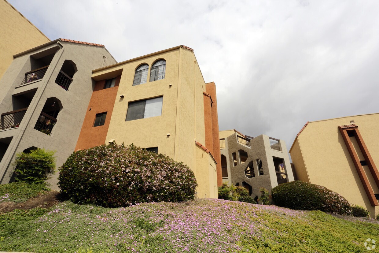 Apartment in Chula Vista - 2 Bed, 2 Bath, $2140 Apartment in Chula Vista - 2 Bed, 2 Bath, $2140