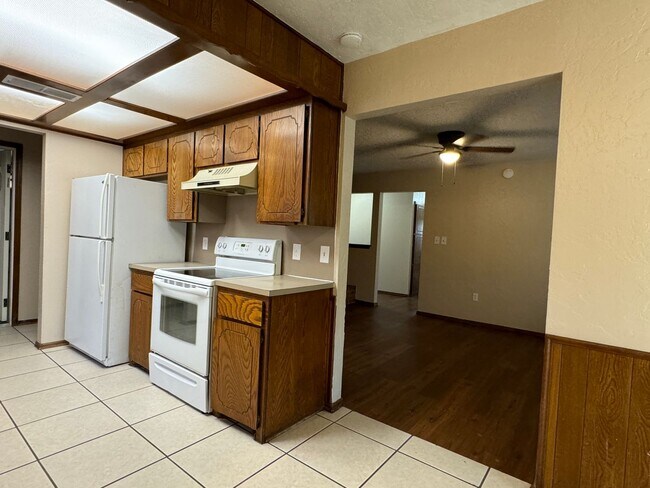 Building Photo - 4815 SE Trenton Rd