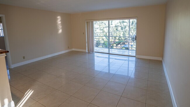 Building Photo - 10270 N Military Trl
