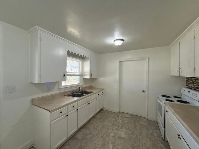 Foto del edificio - T.R. Lawing Realty Property