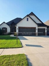 Building Photo - 536 E Barajas Terrace