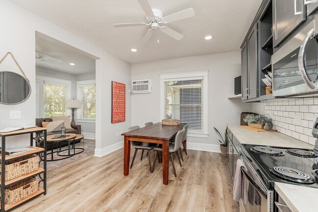 comer en la cocina - 709 S Phillips Ave