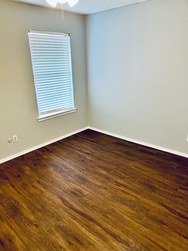 Building Photo - 634 Timberline Dr