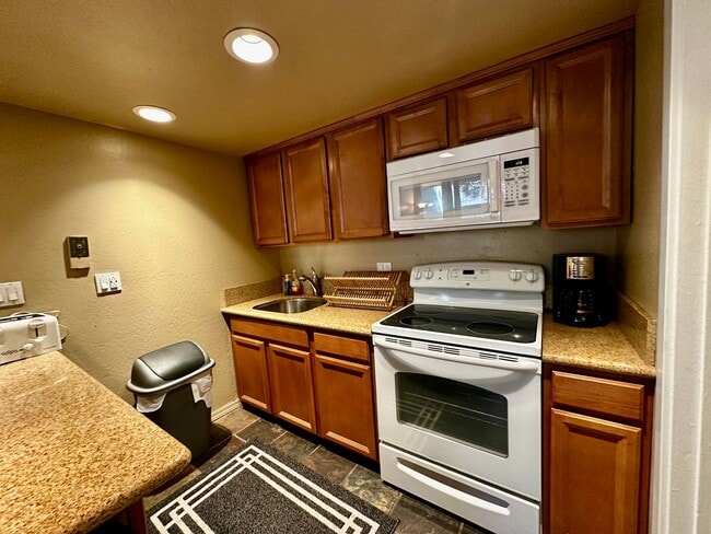 Building Photo - Spacious 2 Bed + Bonus Bedroom, 2 Bath Apa...
