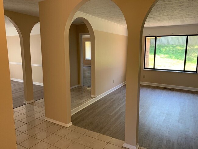 Building Photo - 718 W Alkaline Springs Rd