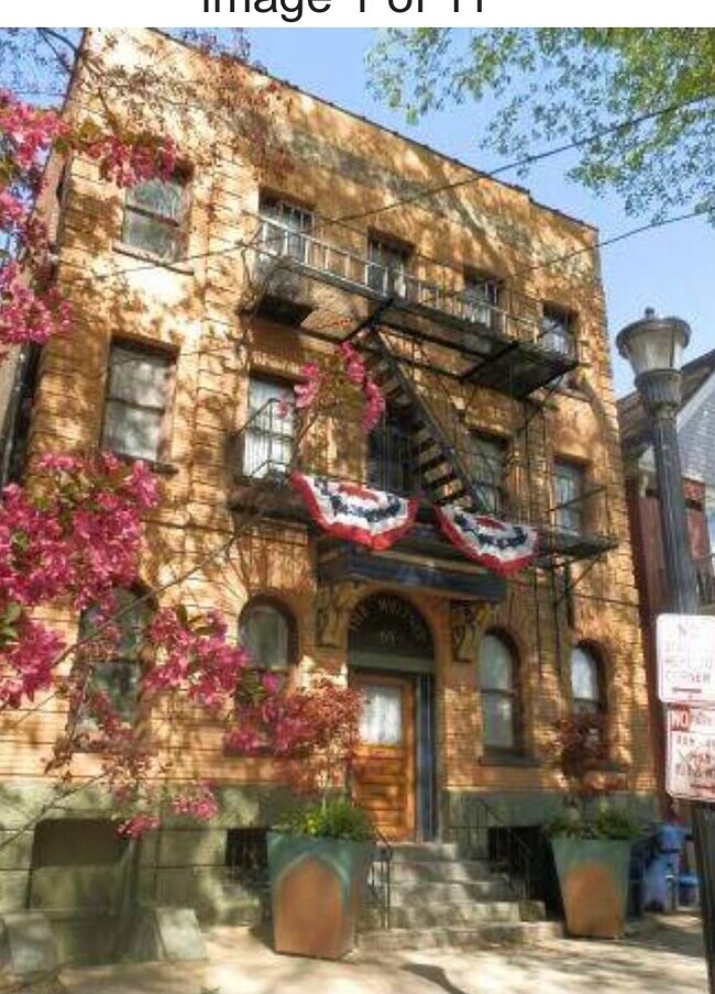 Hermoso edificio de apartamentos de ladrillo construido en la década de 1920. Parte de la historia de Buffalo como hotel. - 65 Whitney Plz