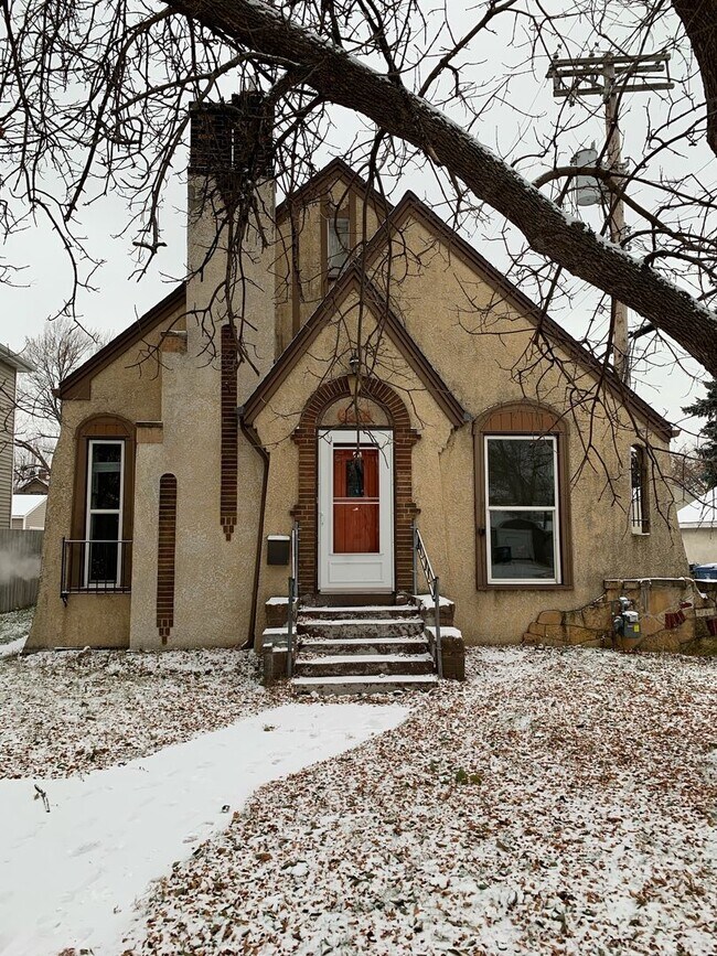 Foto del edificio - Spacious 6 bedroom house in Minneapolis!!
