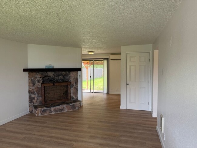 Building Photo - Updated single level 2 bed/1 bath duplex in Thurston!