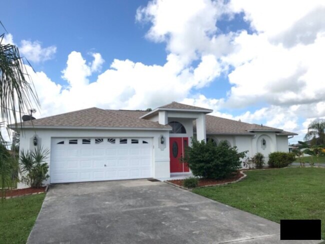 Building Photo - Fenced Yard, Lawn Care Included!!