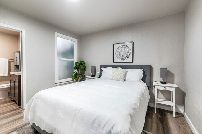 Building Photo - 1818 Court F