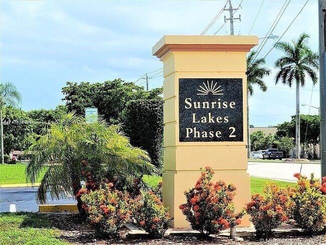 Foto del edificio - 8305 Sunrise Lakes Blvd