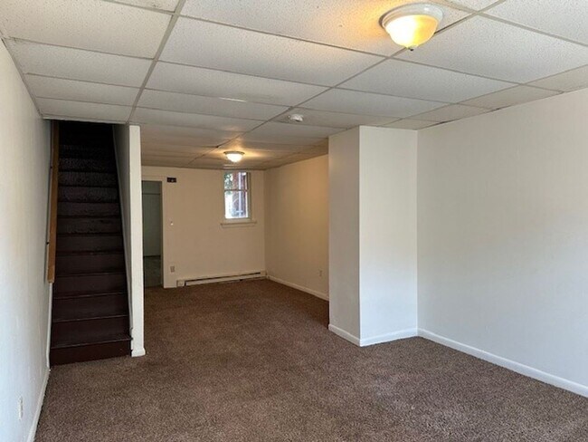 Building Photo - 4 Bedroom 1 Bathroom Row Home 3 Stories Lo...