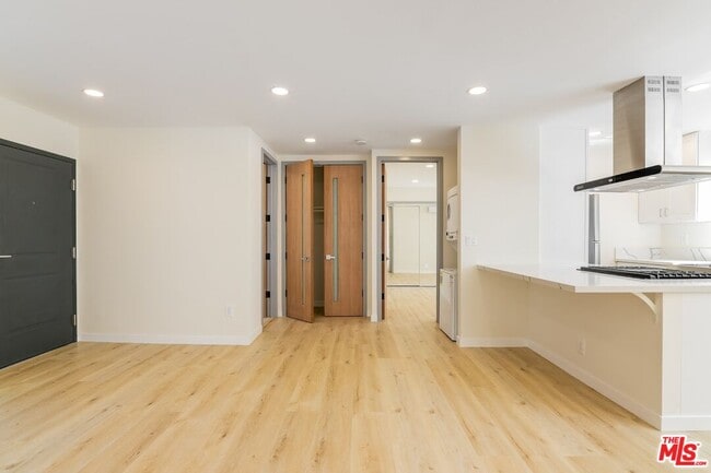 Building Photo - 835 S Sherbourne Dr