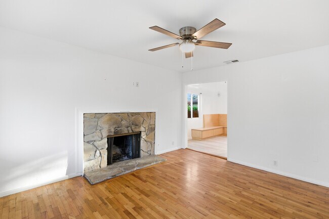 Foto del edificio - 3379 Stewart Ave