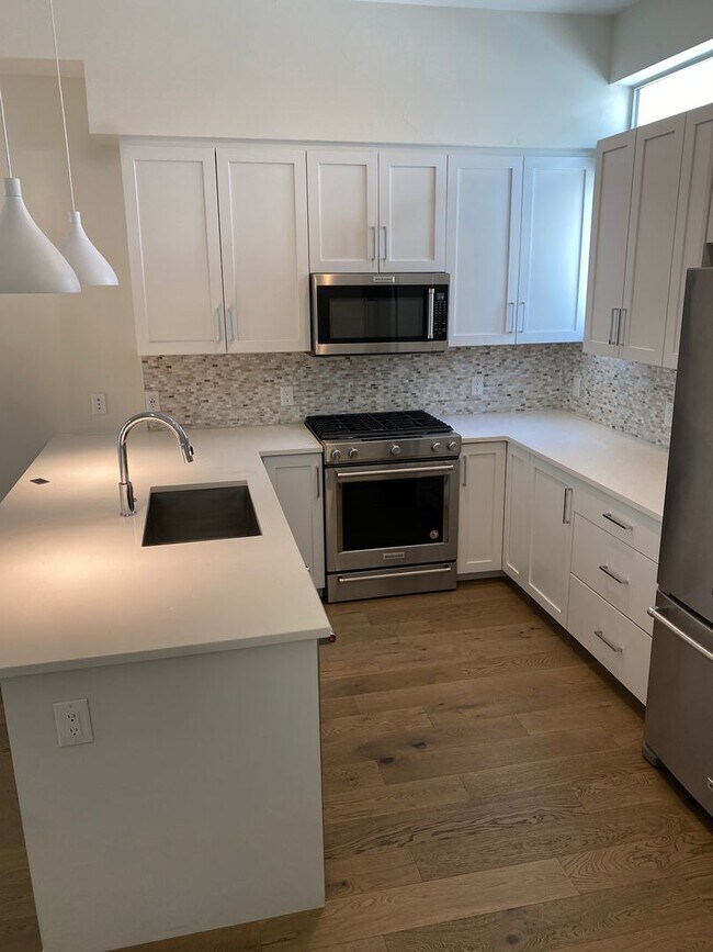 Foto del edificio - Gorgeous, Modern 3 Bedroom 4 Bathroom Townhouse Near Sloan's Lake